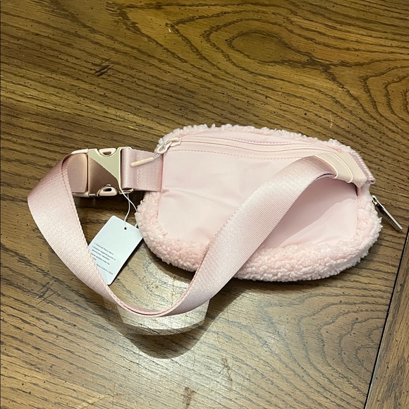 Lululemon Everywhere Fleece Belt Bag in Pink Mist with gold hardware, NWT - Picture 8 of 16